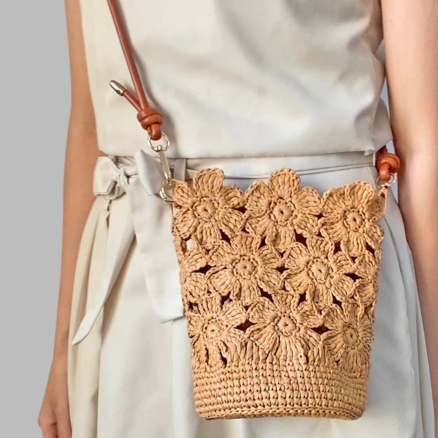 Raffia  flower crochet bag
