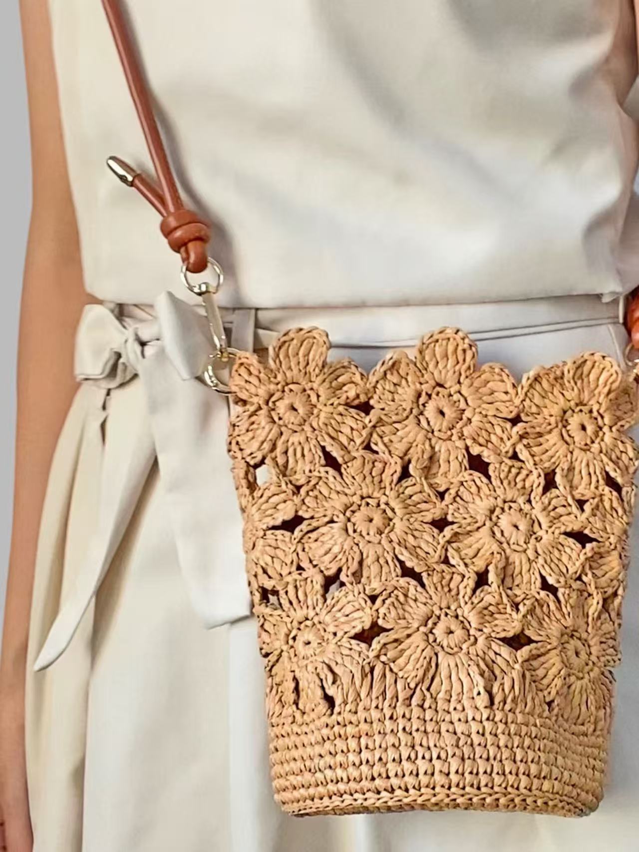 Raffia  flower crochet bag